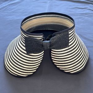 Women's roll up visor with Velcro bow closure
Adjustable, packable